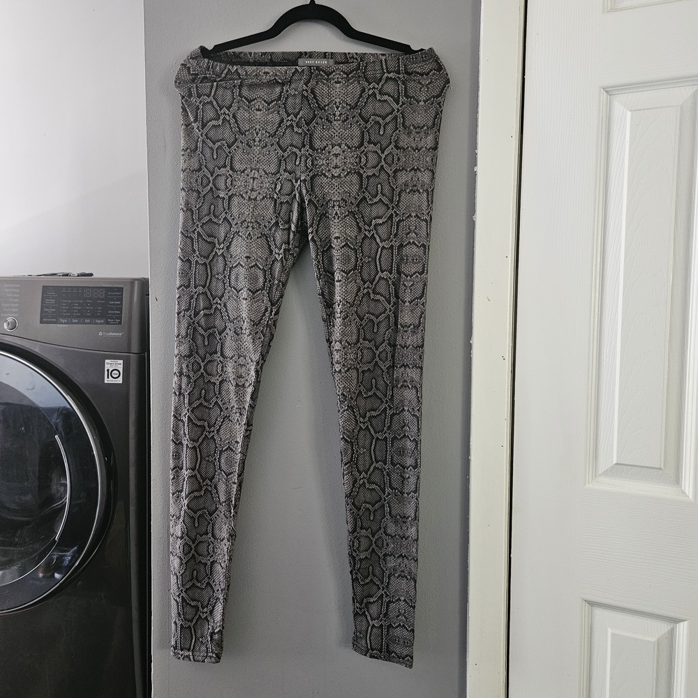 Black and Grey Snake Patterned Leggings